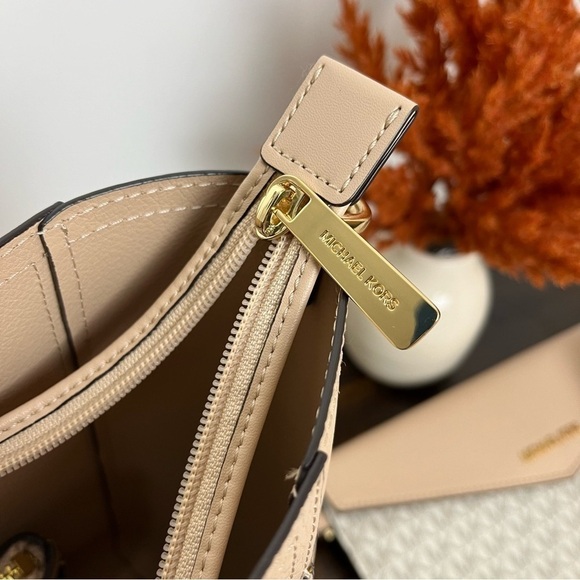 Michael Kors 3 in 1 Large Maisie Tote. Beige. #360 - Picture 11 of 14
